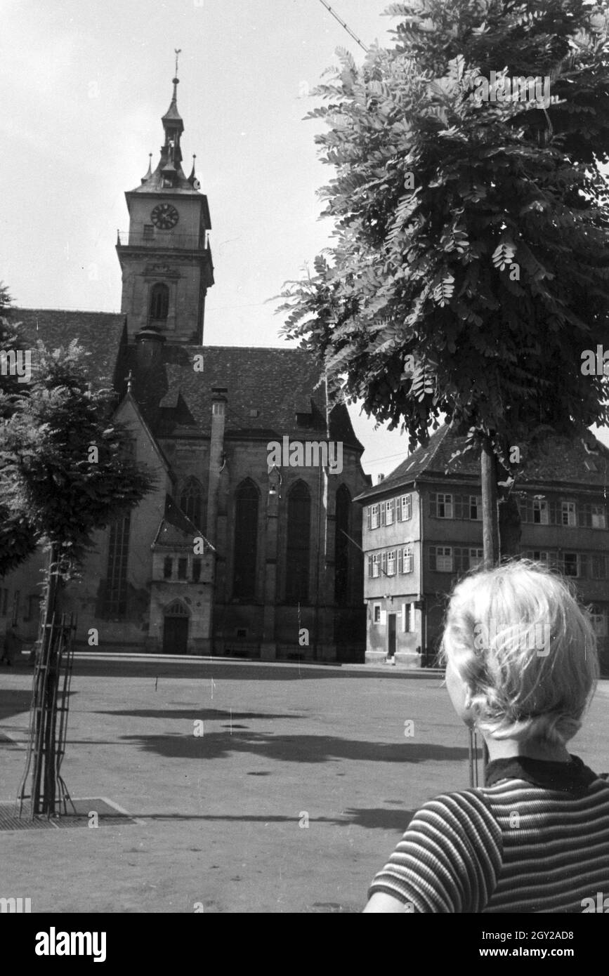 Eine Besucherin bestaunt die Stuttgarter Stiftskirche, Deutschland 1930er Jahre. Un turista guardando a Stoccarda la Collegiata in background, Germania 1930s. Foto Stock