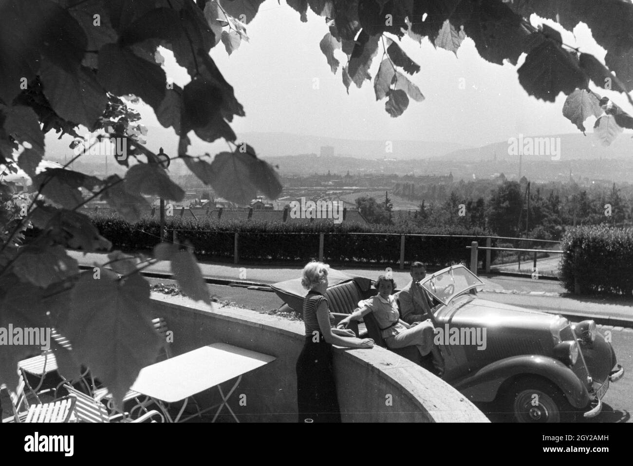 Ein Ausflug zur Weißenhofsiedlung di Stoccarda, Deutschland 1930er Jahre. Un viaggio per la station wagon Weissenhof a Stoccarda in Germania 1930s. Foto Stock