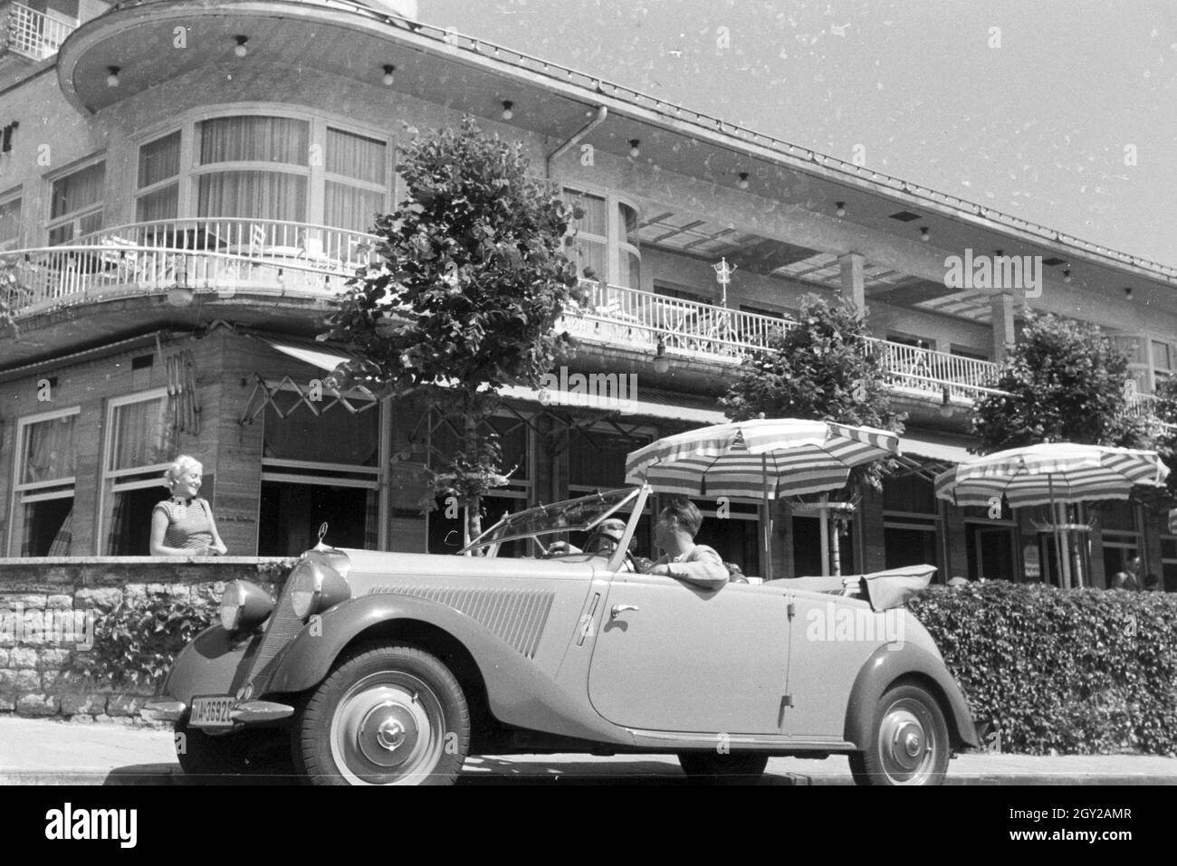 Ein Ausflug zur Weißenhofsiedlung di Stoccarda, Deutschland 1930er Jahre. Un viaggio per la station wagon Weissenhof a Stoccarda in Germania 1930s. Foto Stock