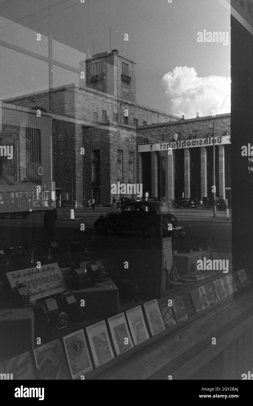 Die Spiegelung des Stuttgarter Hauptbahnhofs in einem Schaufenster, Deutschland 1930er Jahre. La riflessione di Stoccarda Stazione Centrale nella vetrina di un negozio, Germania 1930s. Foto Stock
