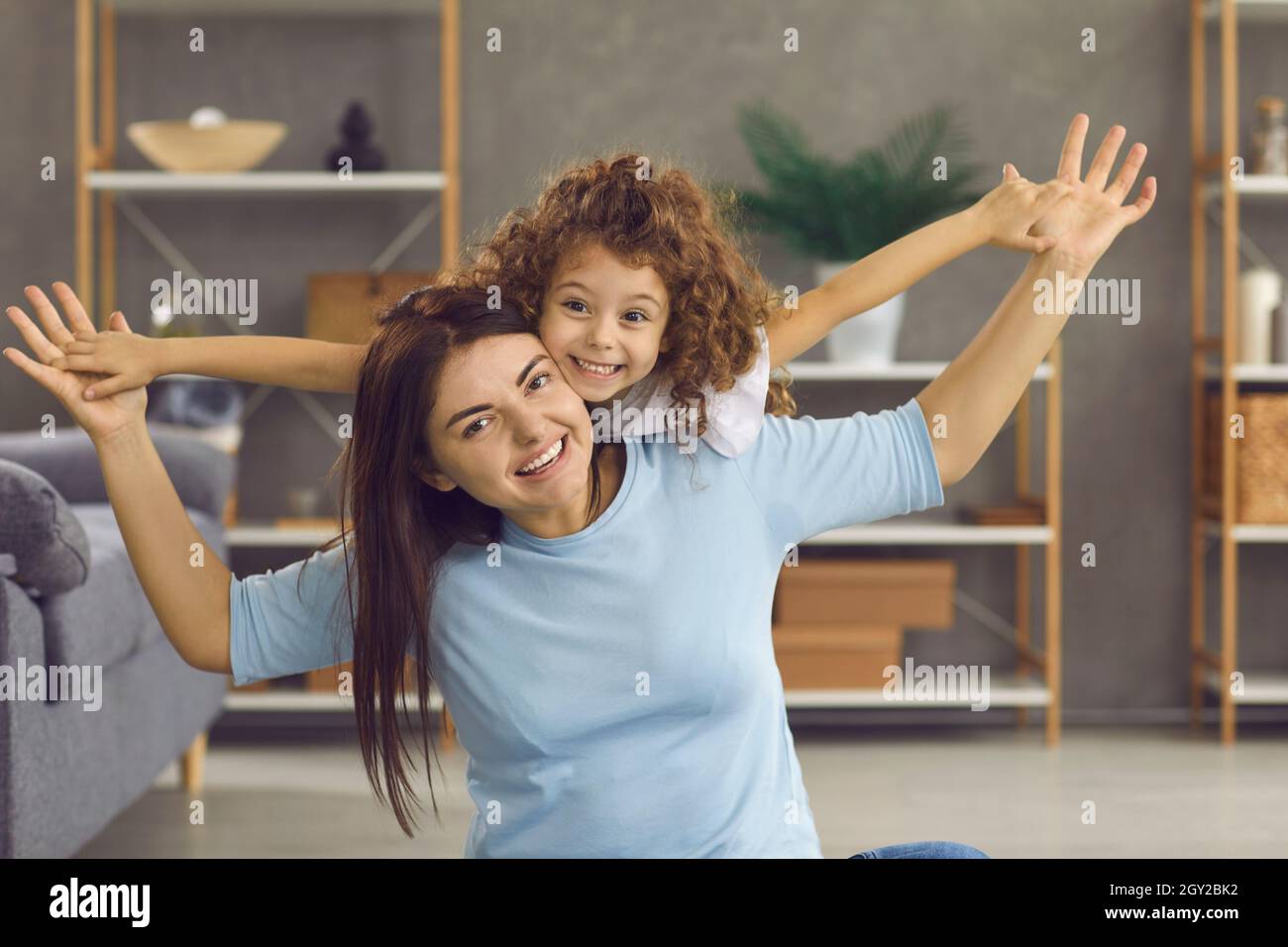 Ritratto di mamma felice e la sua bambina carina giocare e divertirsi a casa Foto Stock