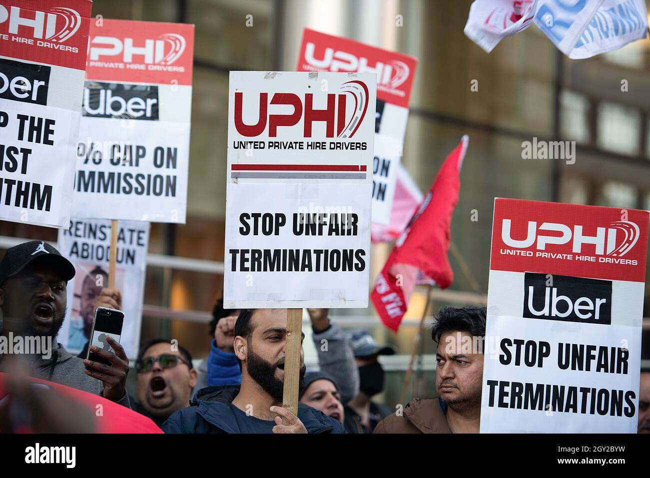 Londra, Regno Unito. 06 ottobre 2021. I piloti Uber scioperano tenendo cartelli presso la sede centrale di Uber, durante la dimostrazione. I conducenti di Uber hanno tenuto uno sciopero a Londra durante un'azione di 24 ore per richiedere una migliore tariffa al miglio, una commissione massima del 15%, trasparenza delle tariffe per i clienti, nessun viaggio a tariffa fissa, un supplemento del 50% sui viaggi fuori zona, nessuna disattivazione sleale e ripristino dei conducenti ingiustamente disattivati. Credit: SOPA Images Limited/Alamy Live News Foto Stock