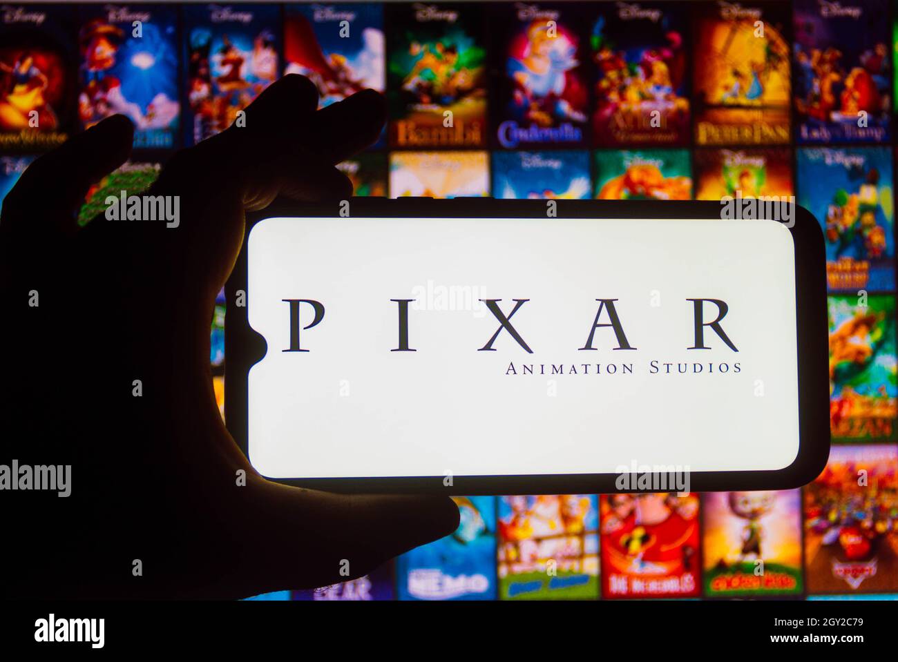 Brasile. 06 ottobre 2021. In questa foto è mostrato il logo Pixar Animation Studios sullo smartphone. Credit: SOPA Images Limited/Alamy Live News Foto Stock