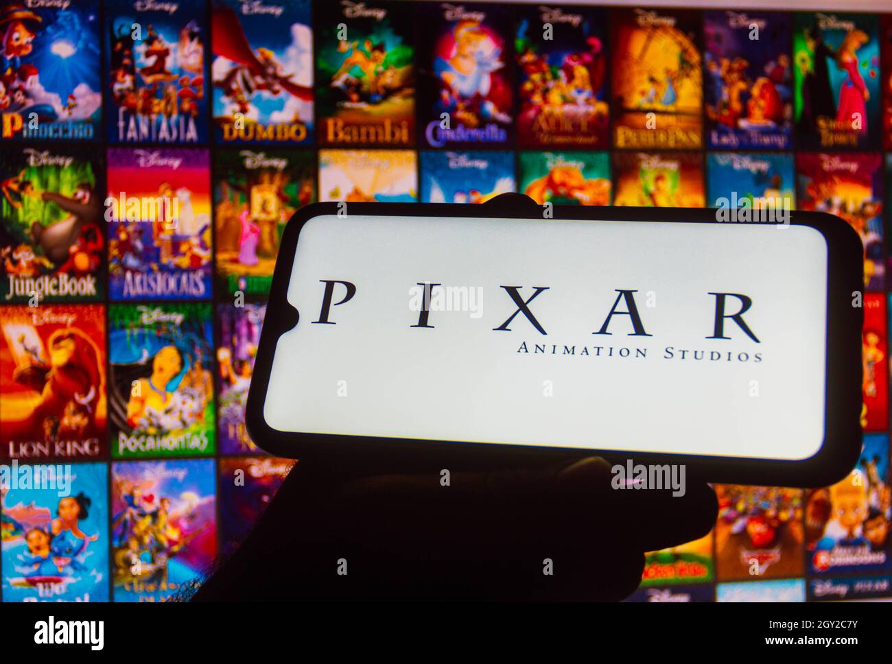 Brasile. 06 ottobre 2021. In questa foto è mostrato il logo Pixar Animation Studios sullo smartphone. (Foto di Rafael Henrique/SOPA Images/Sipa USA) Credit: Sipa USA/Alamy Live News Foto Stock
