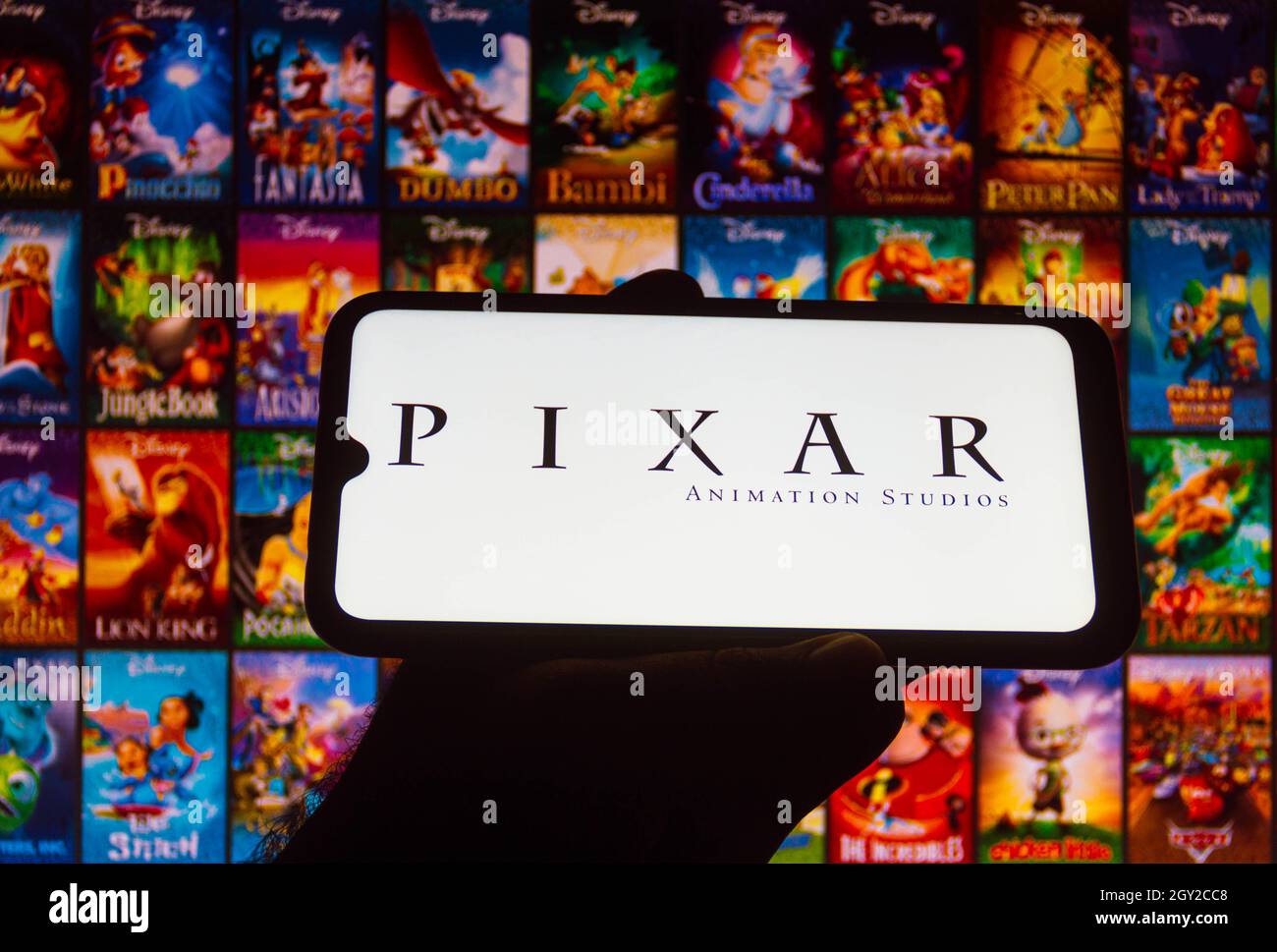 Brasile. 06 ottobre 2021. In questa foto è mostrato il logo Pixar Animation Studios sullo smartphone. (Foto di Rafael Henrique/SOPA Images/Sipa USA) Credit: Sipa USA/Alamy Live News Foto Stock