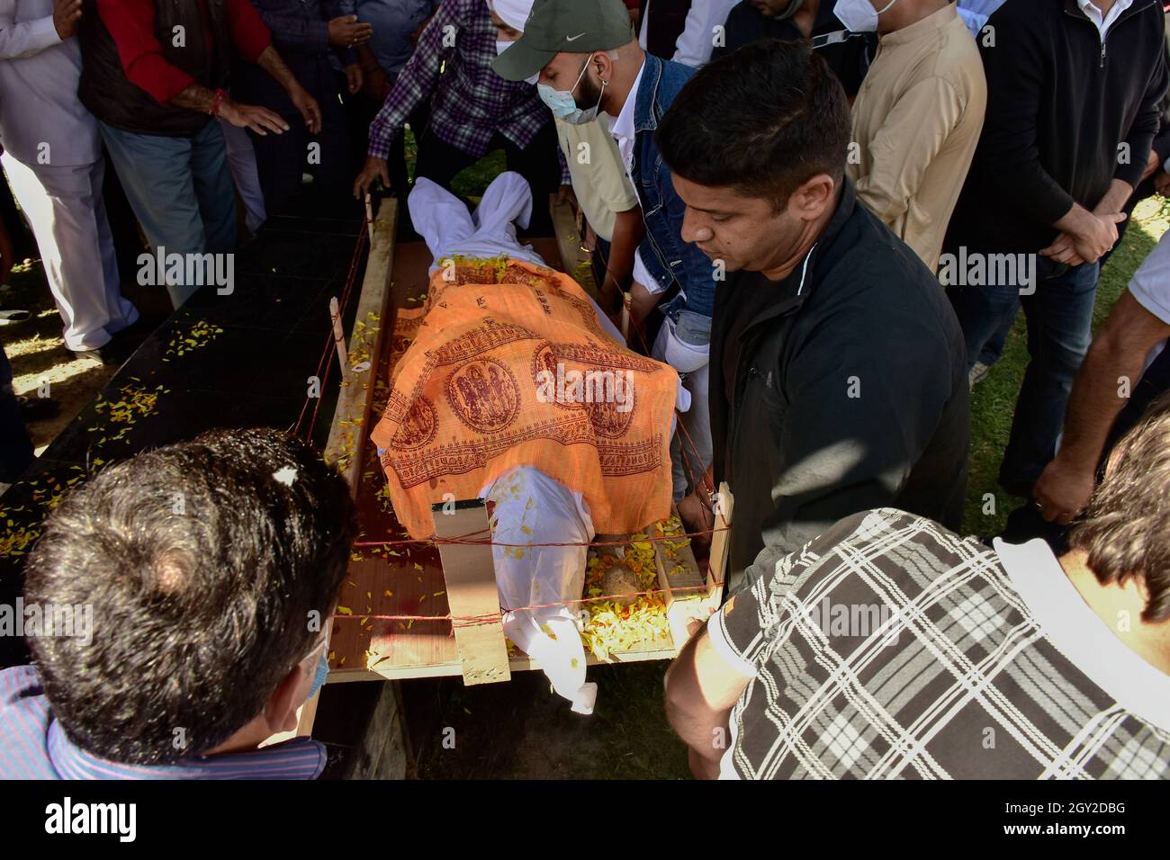Srinagar, India. 06 ottobre 2021. (NOTA DEI REDATTORI: Immagine raffigura la morte) i parenti portano il corpo morto di Makhan Lal Bindroo, un uomo d'affari Indù pandit e proprietario di una farmacia, durante la sua cremazione a Srinagar. Bindroo, un indù Kashmiri e altri due uomini sono stati uccisi da pistoleri sconosciuti sospettati di essere militanti in attacchi separati il martedì sera. Credit: SOPA Images Limited/Alamy Live News Foto Stock