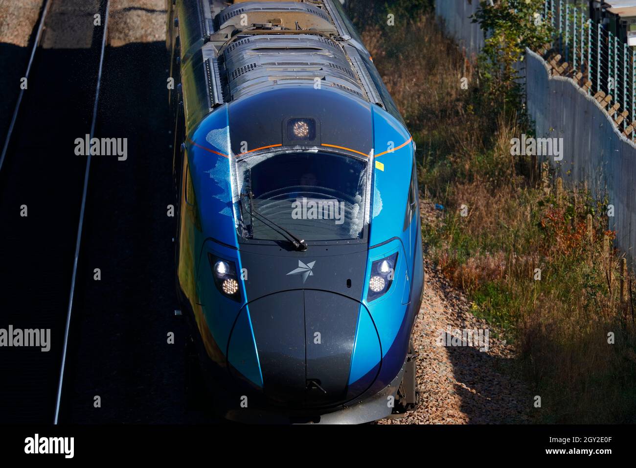 Un treno Azuma a Leeds che utilizza il lavavetri e i tergicristalli Foto Stock