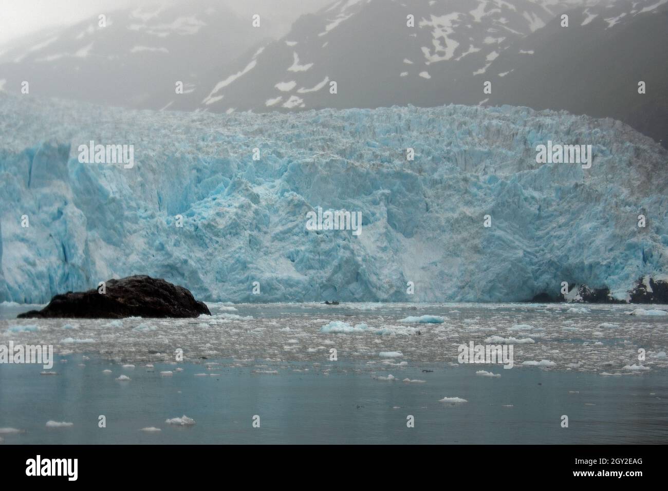 Parete di ghiaccio blu all'estremità anteriore del ghiacciaio di Aialik, della baia di Aialik, del parco nazionale di Kenai Fjords, Alaska, Stati Uniti Foto Stock