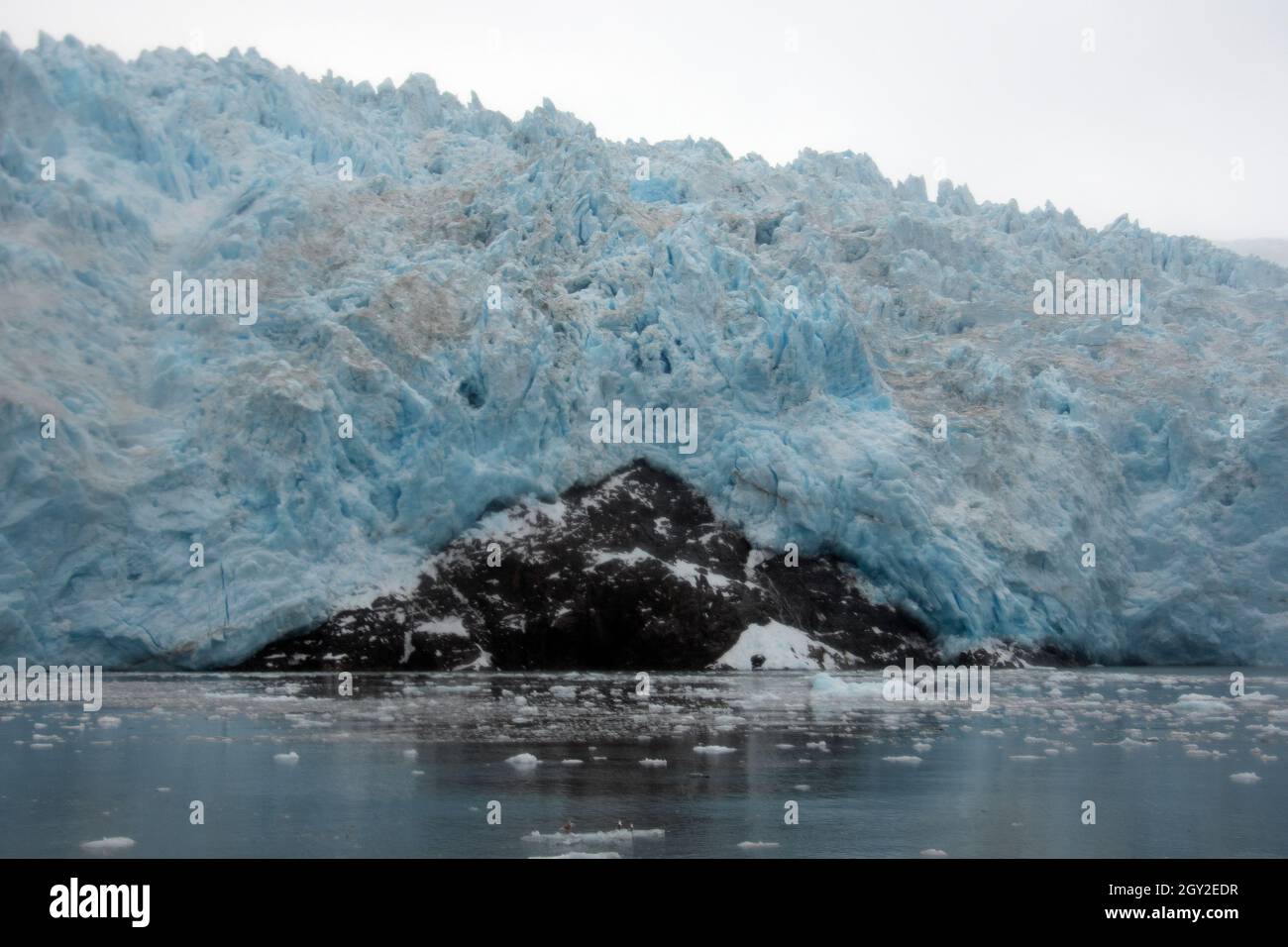 Parete di ghiaccio blu all'estremità anteriore del ghiacciaio di Aialik, della baia di Aialik, del parco nazionale di Kenai Fjords, Alaska, Stati Uniti Foto Stock