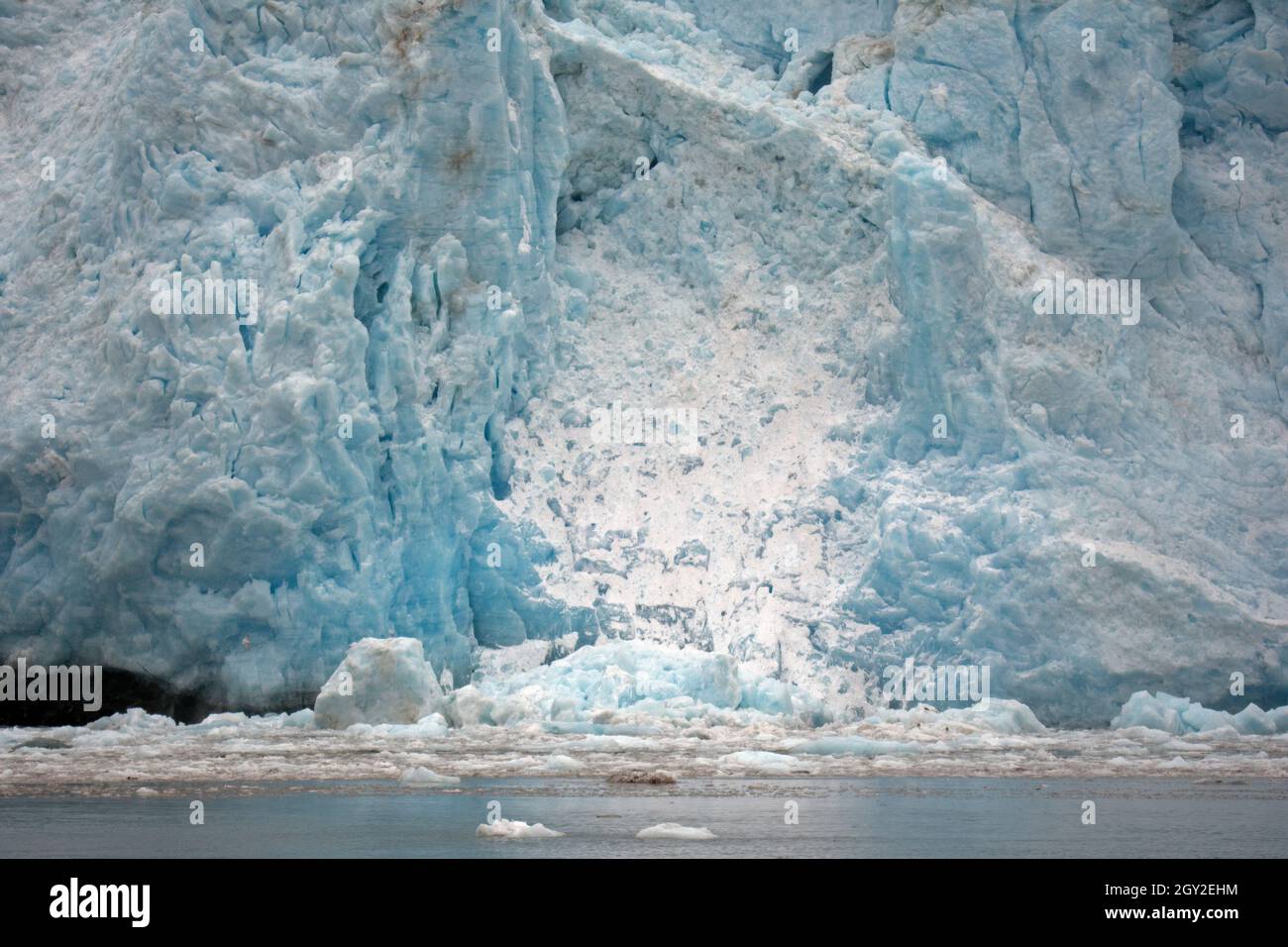 Calving di ghiaccio all'estremità anteriore del ghiacciaio di Aialik, della baia di Aialik, del parco nazionale di Kenai Fjords, Alaska, Stati Uniti Foto Stock