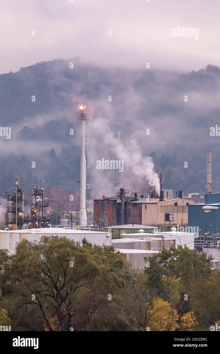Bradford, Pennsylvania - raffineria petrolifera del gruppo di raffinazione americano. Ex Kendall, è la più antica raffineria in continuo esercizio della United St Foto Stock