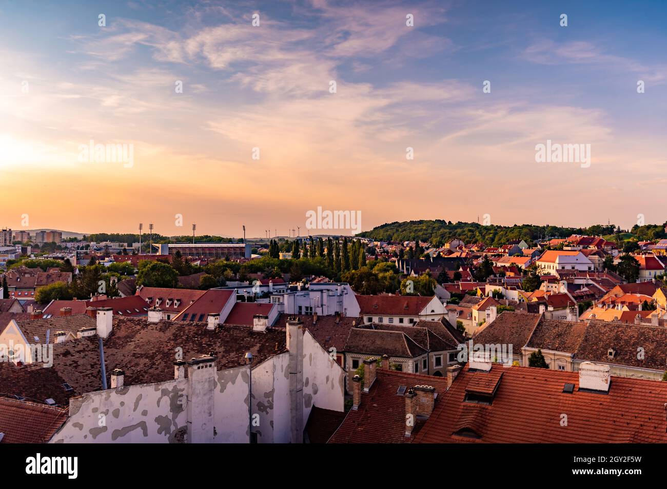 Vista aerea sulla città Sopron una giornata estiva soleggiata dalla Torre dei Vigili del fuoco medievale. Foto Stock