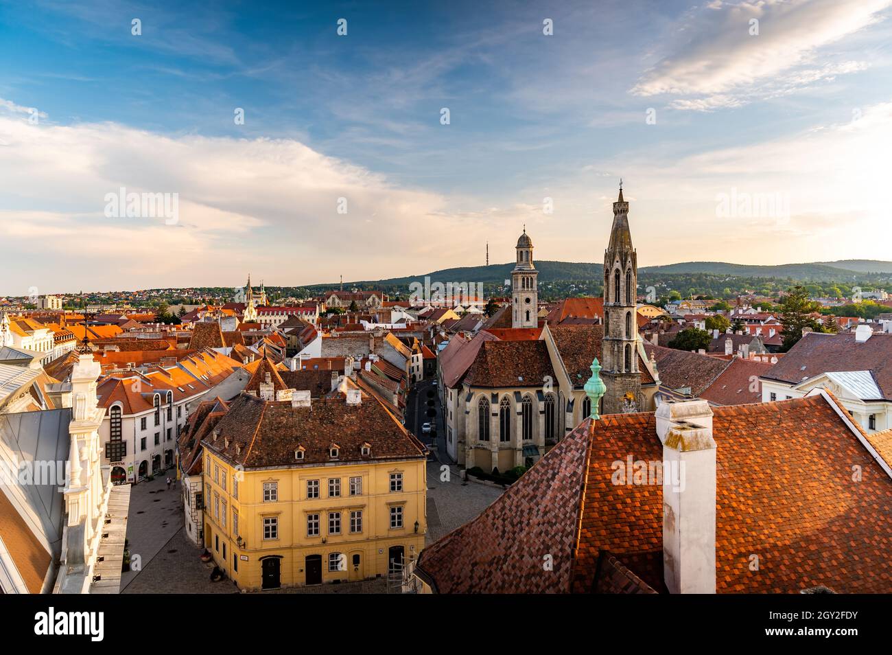 SOPRON, UNGHERIA - 13 AGOSTO 2021: Vista sulla città Sopron una soleggiata giornata estiva dalla Torre dei Vigili del fuoco medievale. Foto Stock