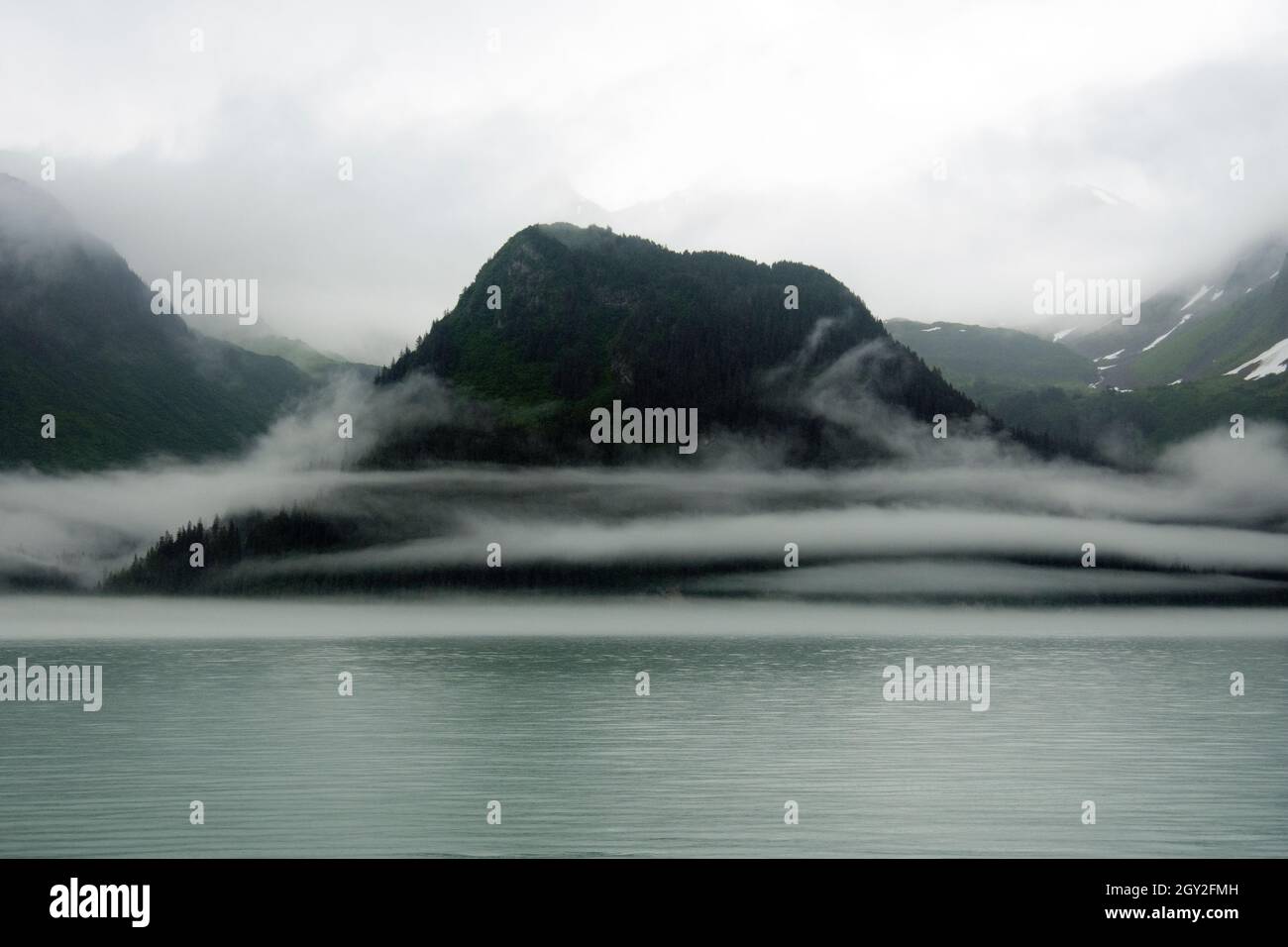Nebbia fitta sulla costa di Fox Island, Resurrection Bay, Seward, Alaska, USA Foto Stock