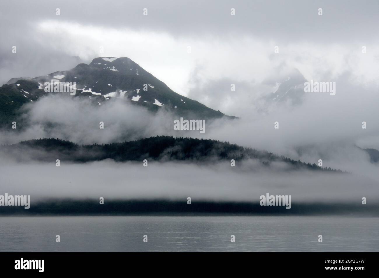 Nebbia fitta sulla costa di Fox Island, Resurrection Bay, Seward, Alaska, USA Foto Stock