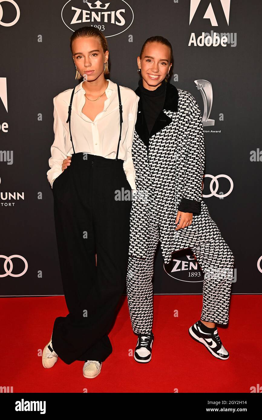 Monaco di Baviera, Germania. 06 ottobre 2021. Lisa (r) e Lena, influencer  femminili, arrivano all'Audi Generation Award 2021. Credit: Lennart  Preiss/dpa/Alamy Live News Foto stock - Alamy