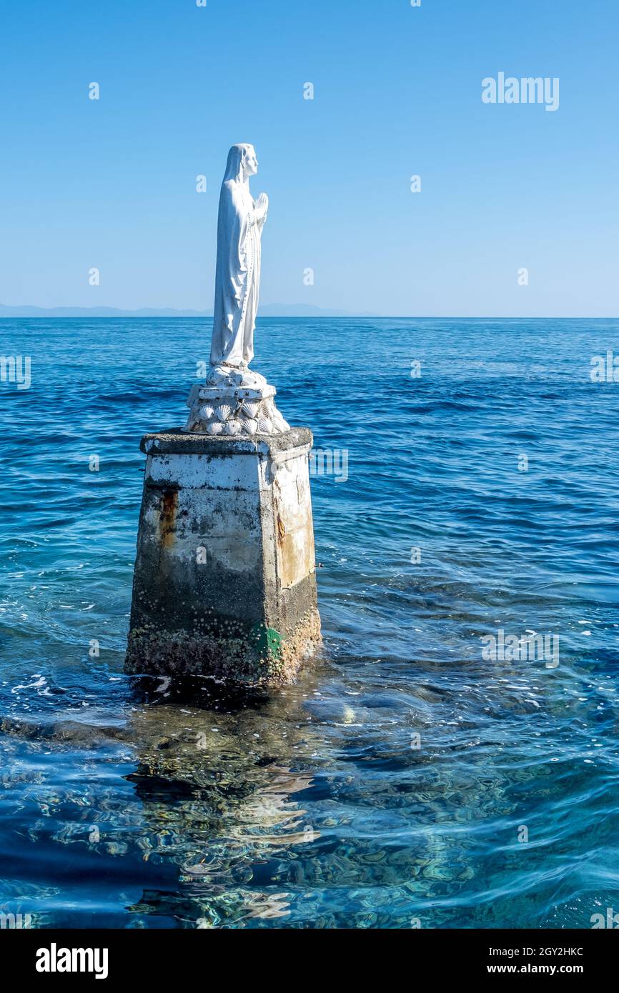 Statua di Stella Maris, situata nel Parco Nazionale delle cinque Terre, in  provincia di la Spezia, in Liguria, sulle rive del Golfo di Genova Foto  stock - Alamy