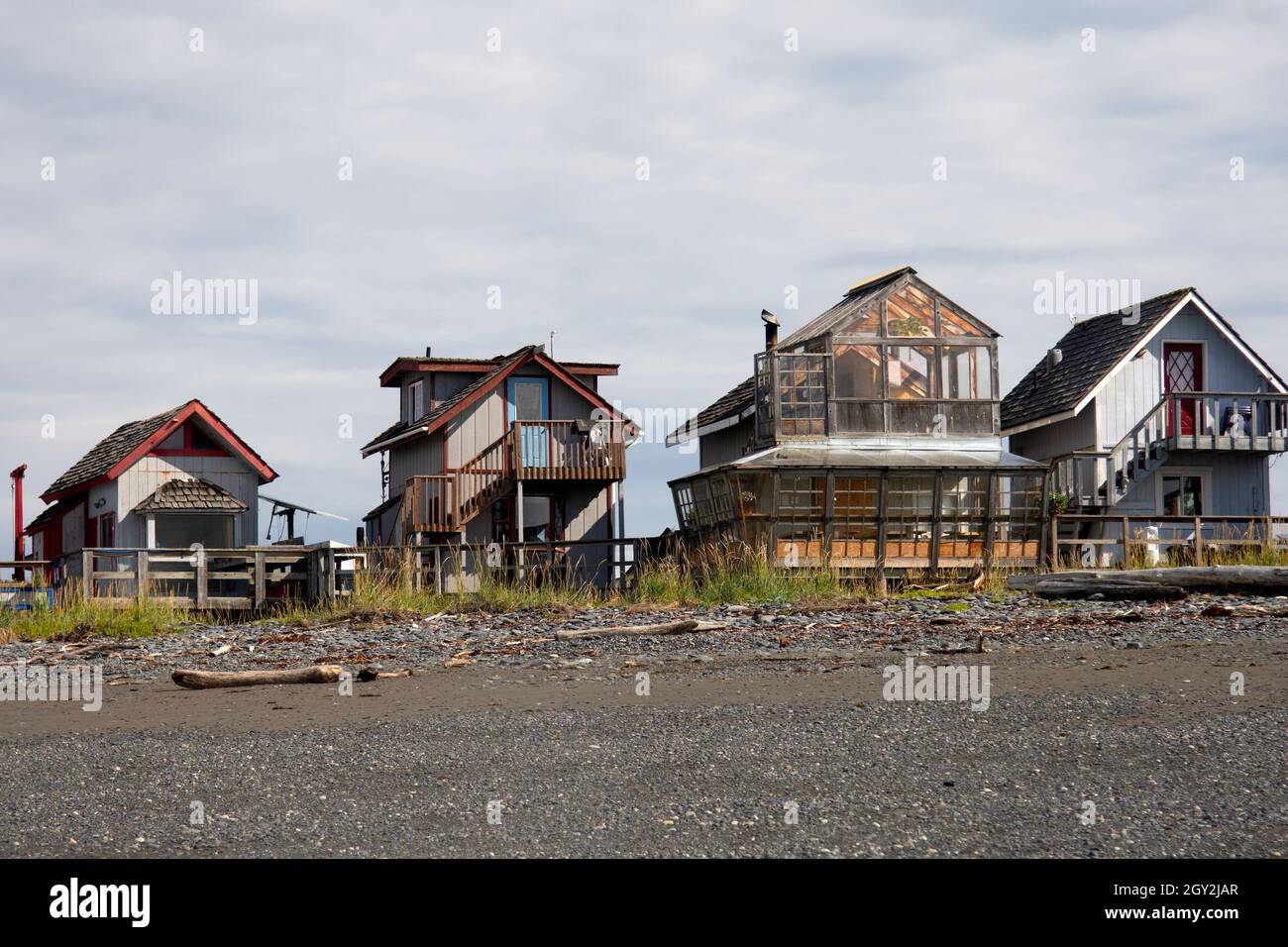 Vecchie case sul Homer Spit, Homer, Alaska, Stati Uniti Foto Stock