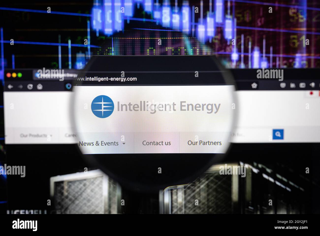 Logo della società di energia intelligente su un sito web con sviluppi del mercato azionario sfocati in background, visto su uno schermo del computer Foto Stock