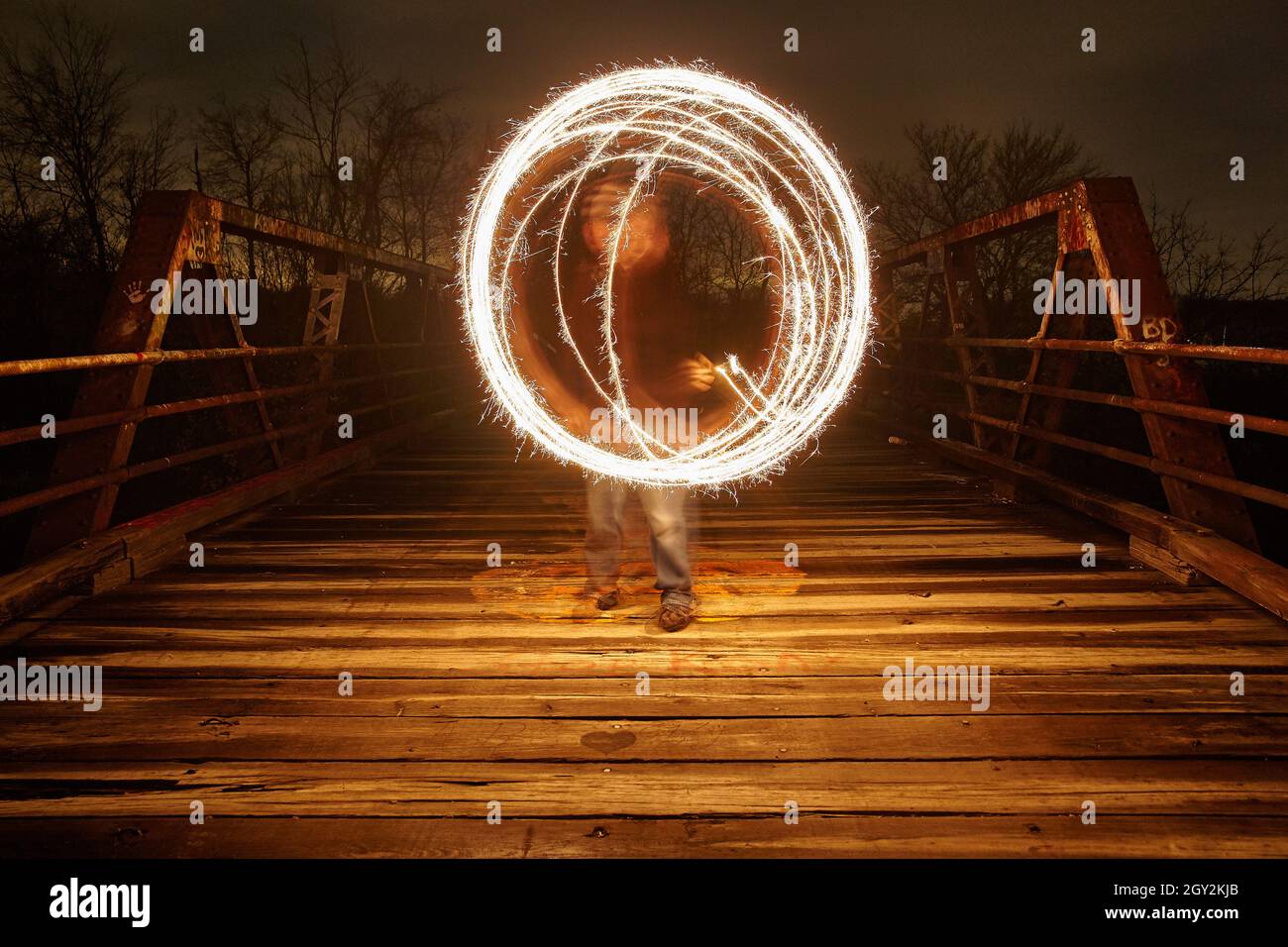 Luce bianca sfumata su un ponte di metallo di notte Foto Stock