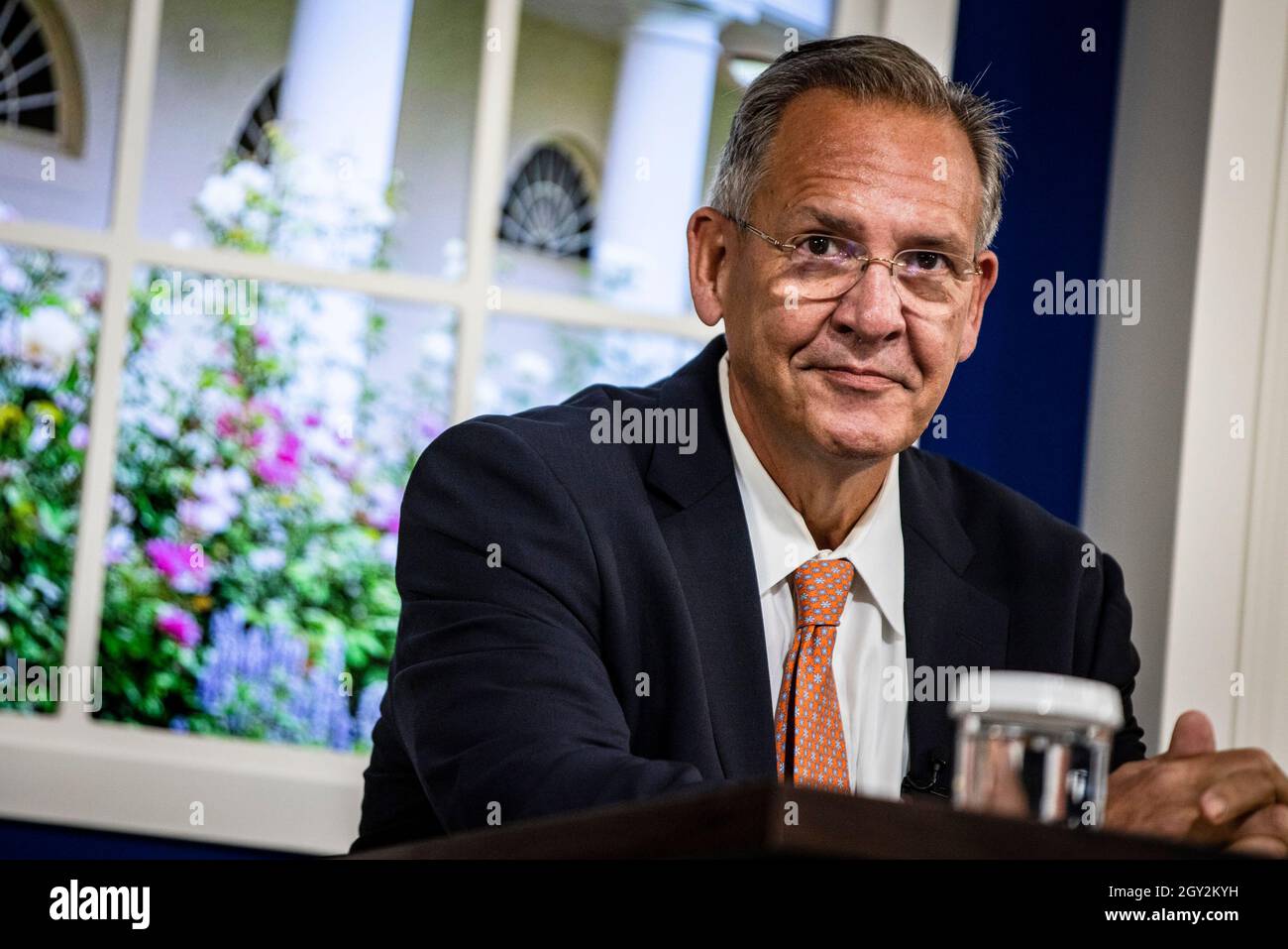 Washington, DC, Stati Uniti. 6 ottobre 2021. Greg Hayes, CEO di Raytheon Technologies, ascolta come il presidente degli Stati Uniti Joe Biden parla durante un incontro presso l'Eisenhower Executive Office Building a Washington, DC, Stati Uniti, mercoledì 6 ottobre, 2021. Biden si riunisce con i leader finanziari e aziendali per evidenziare il potenziale danno per l'economia degli Stati Uniti da un default del debito, come i legislatori continuano la brinkmanship oltre il limite del debito. Credit: Samuel Corum/Pool via CNP/dpa/Alamy Live News Foto Stock