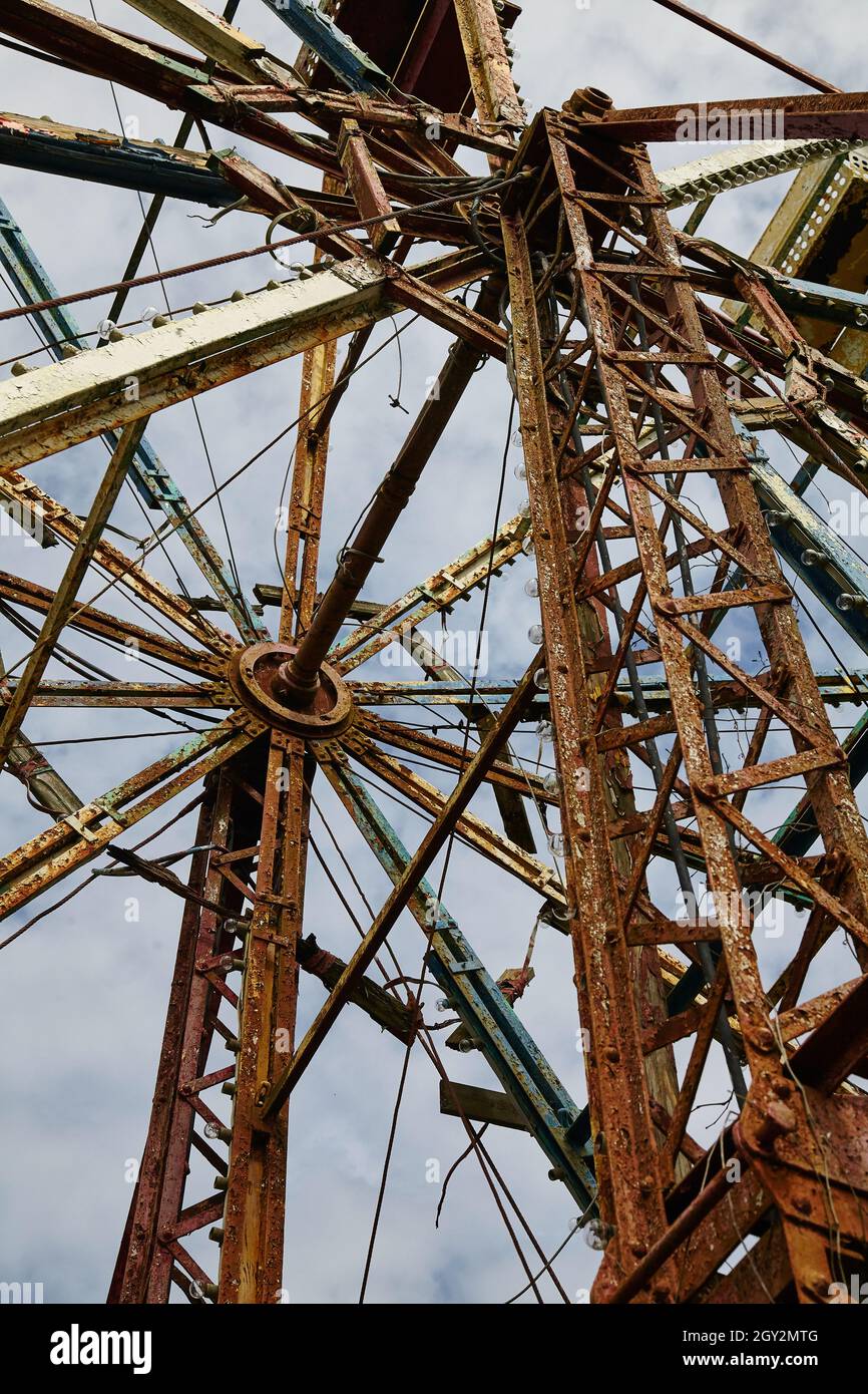 Vista panoramica del funzionamento interno di una ruota ferris abbandonata in un parco divertimenti abbandonato Foto Stock