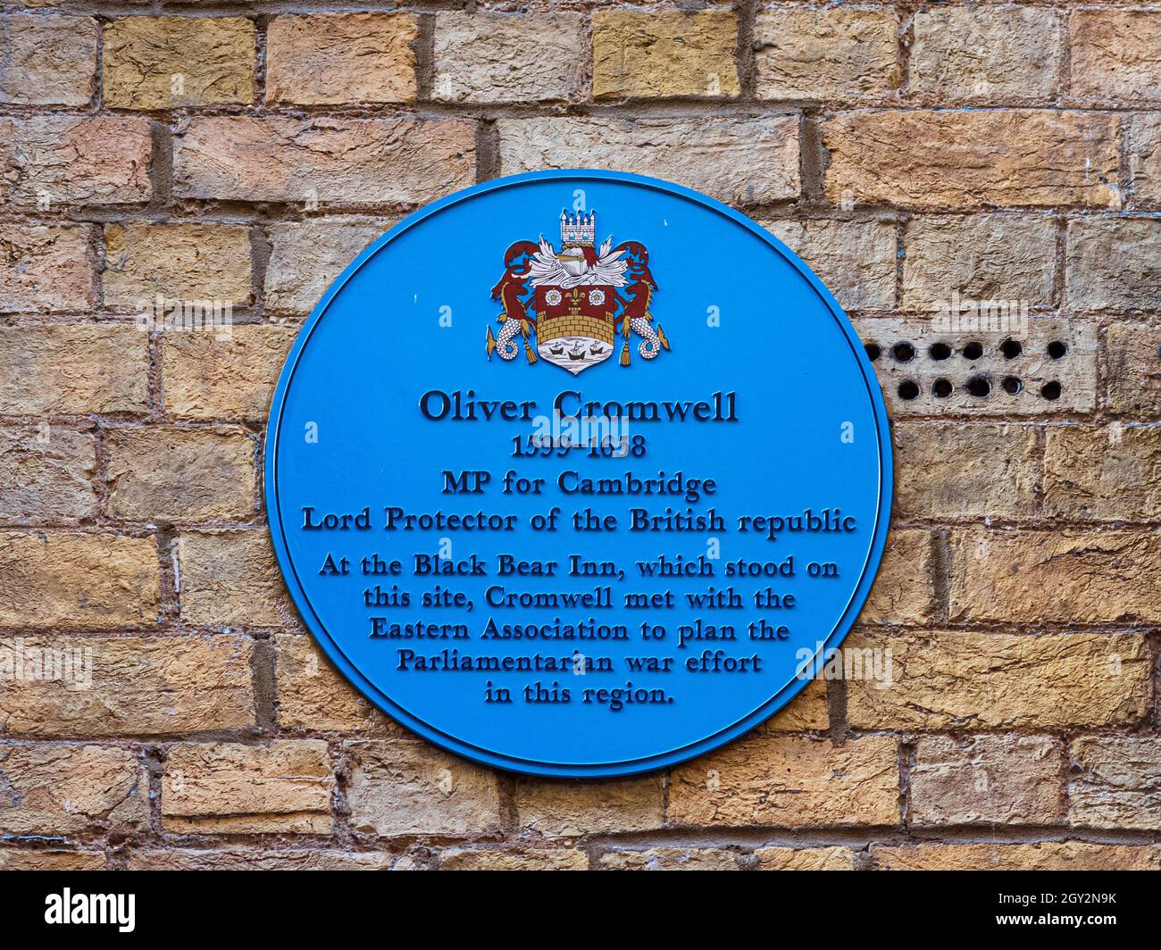 Oliver Cromwell Blue Plaque Cambridge - il sito del Black Bear Inn dove Cromwell si è incontrato con l'Associazione Orientale per pianificare la guerra parlamentare. Foto Stock