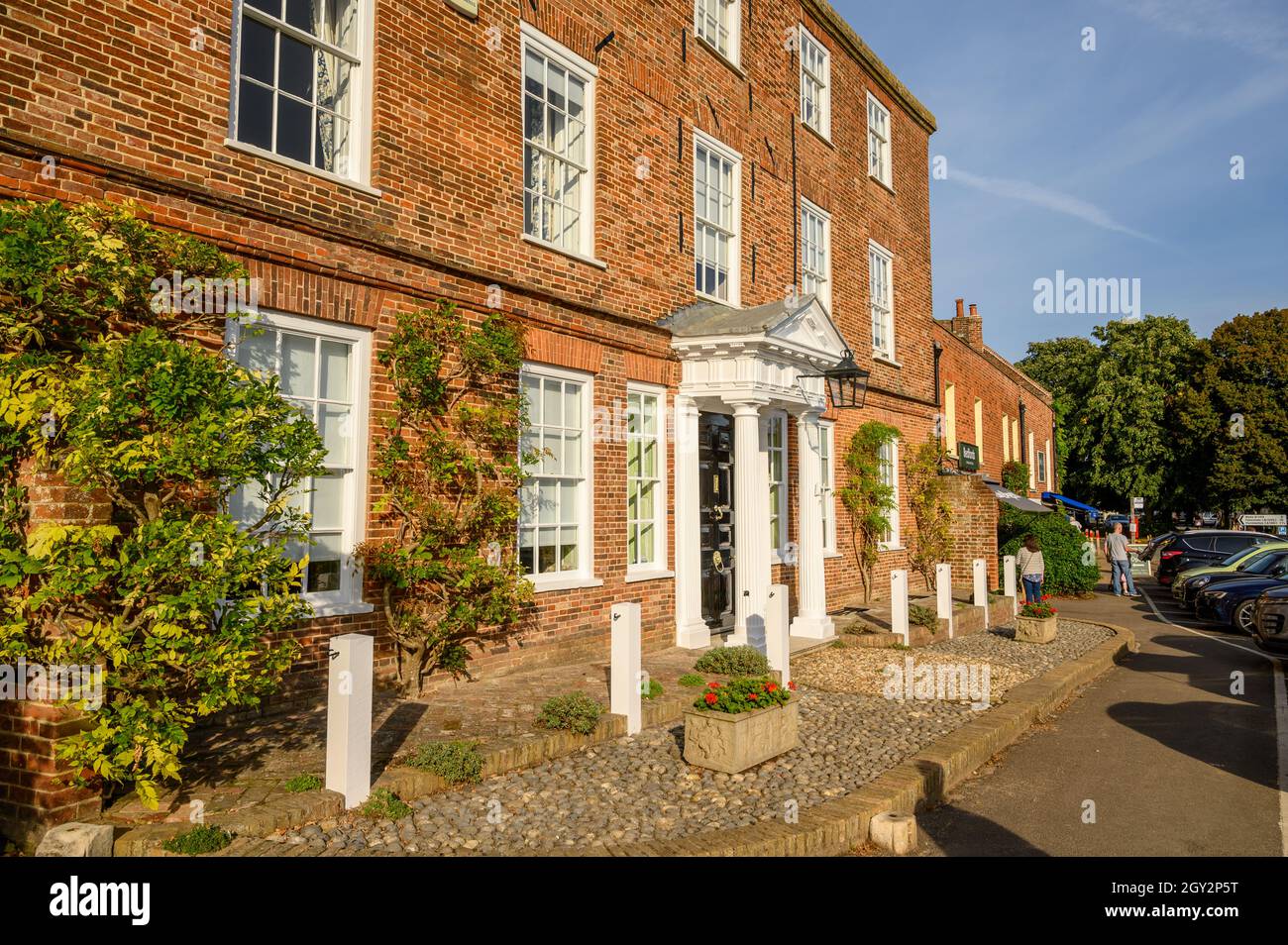 Fronte di una grande casa d'epoca in mattoni rossi a Burnham Market, Norfolk, Inghilterra. Foto Stock