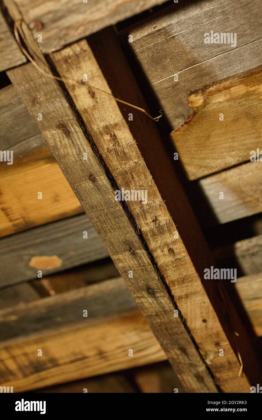Primo piano di tavole di legno marroni sfilacciate tenute insieme con unghie Foto Stock