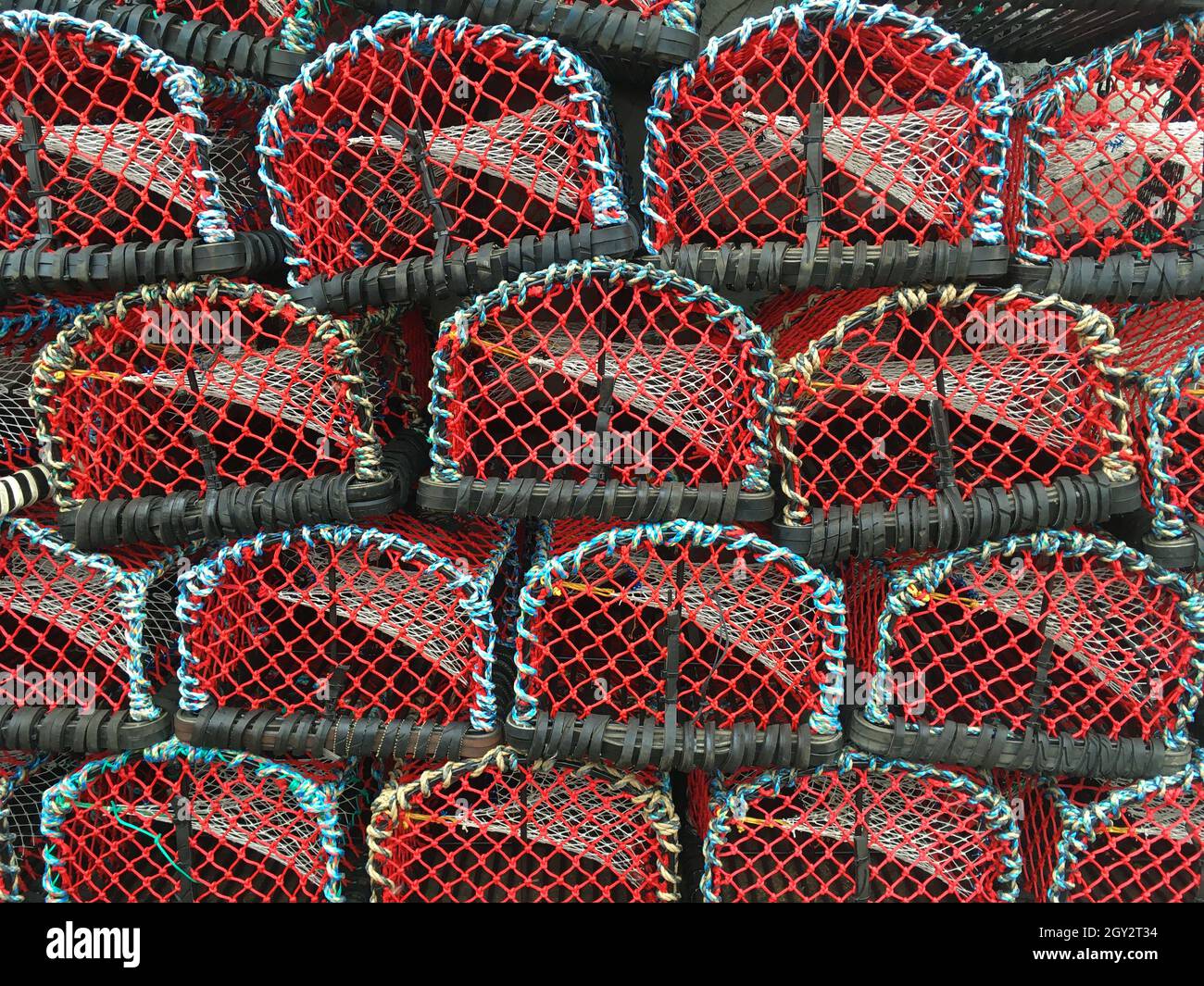 Pila di gamberi o reti di granchio di aragosta rossa Foto Stock