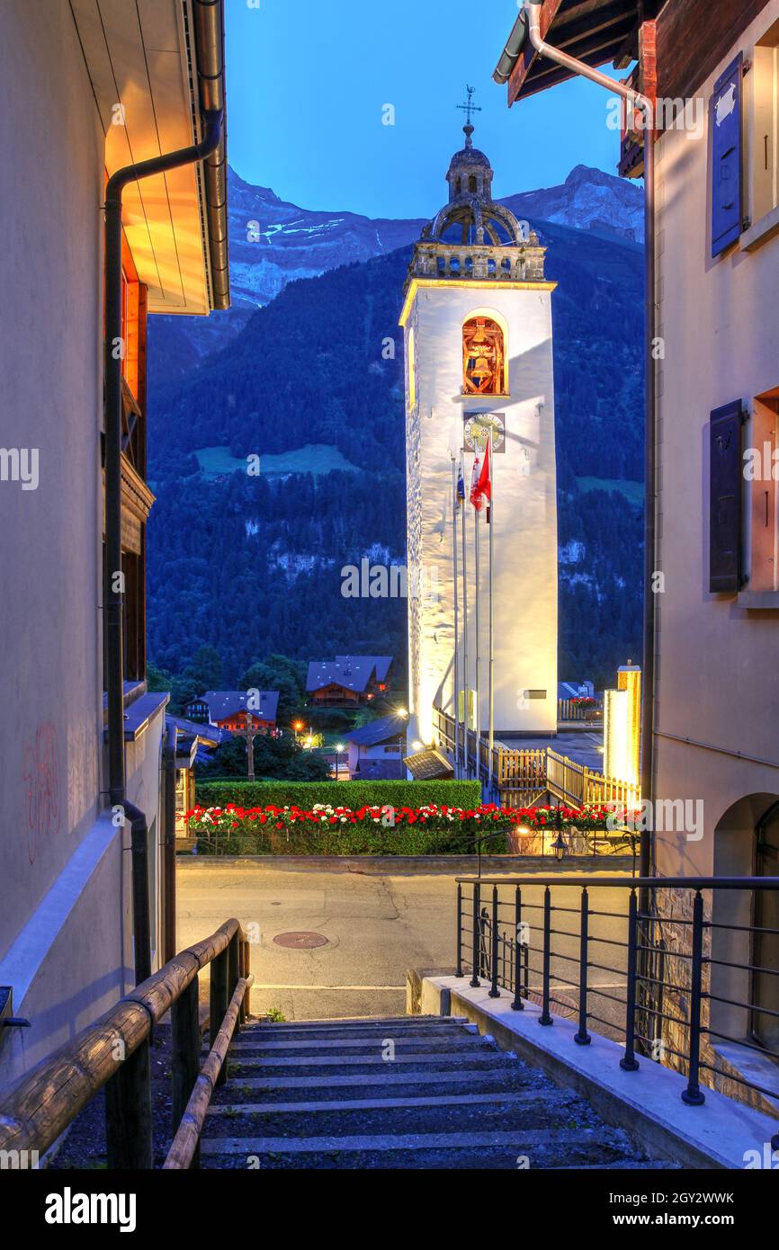 Champéry è una delle più antiche destinazioni turistiche della Svizzera. Una bella località nella regione conosciuta come Portes du Soleil è ancora popolare con v Foto Stock