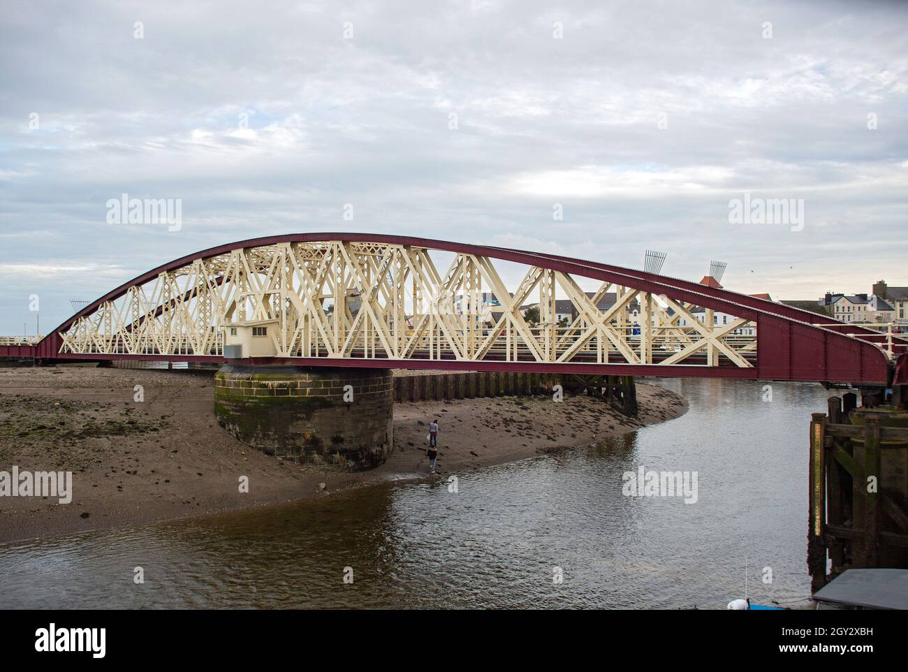 Il ponte di rotazione Ramsey, Isle of Man, collega il centro della città con la Promenade Mooragh ed è stato costruito da Cleveland Bridge & Engineering Company nel 1892. Foto Stock