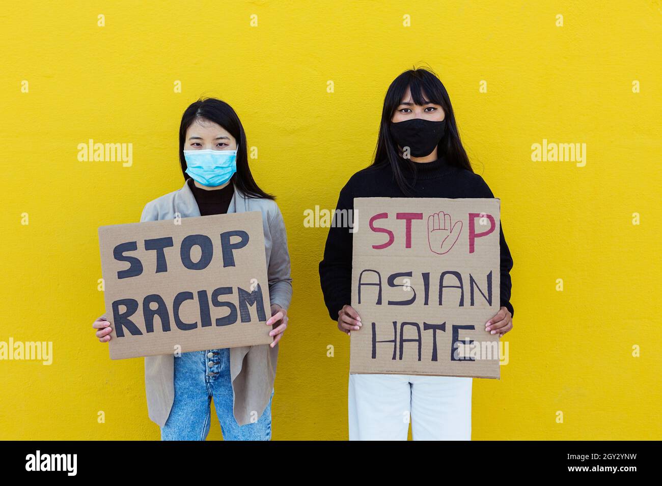 Due donne asiatiche protestano contro il razzismo cinese Foto Stock