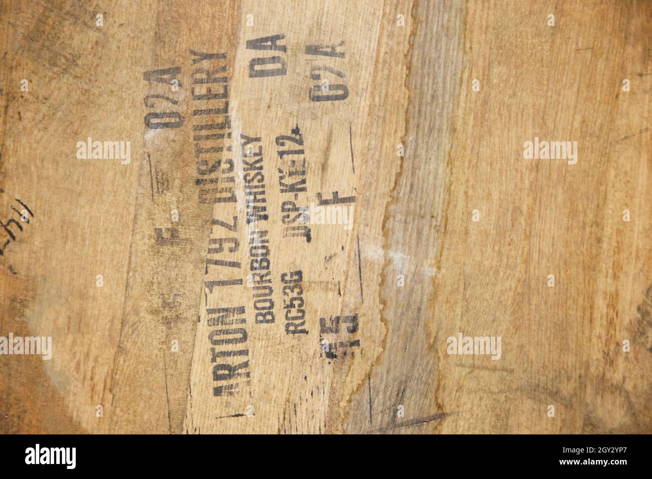 Texture di legno vino barile su da vicino con etichetta nero timbro Foto Stock