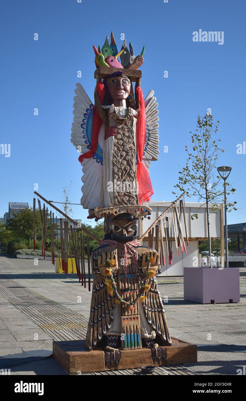 Totem Latamat in Station Square, Milton Keynes, sulla strada per COP26 a Glasgow. Foto Stock