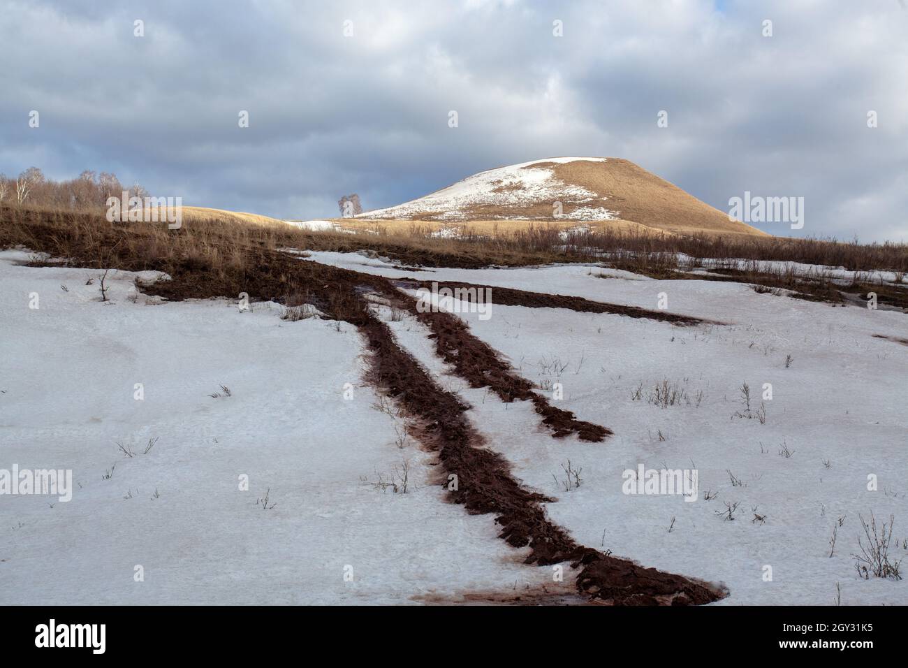 Colline Bashkir in primavera con resti di neve e erba secca Foto Stock
