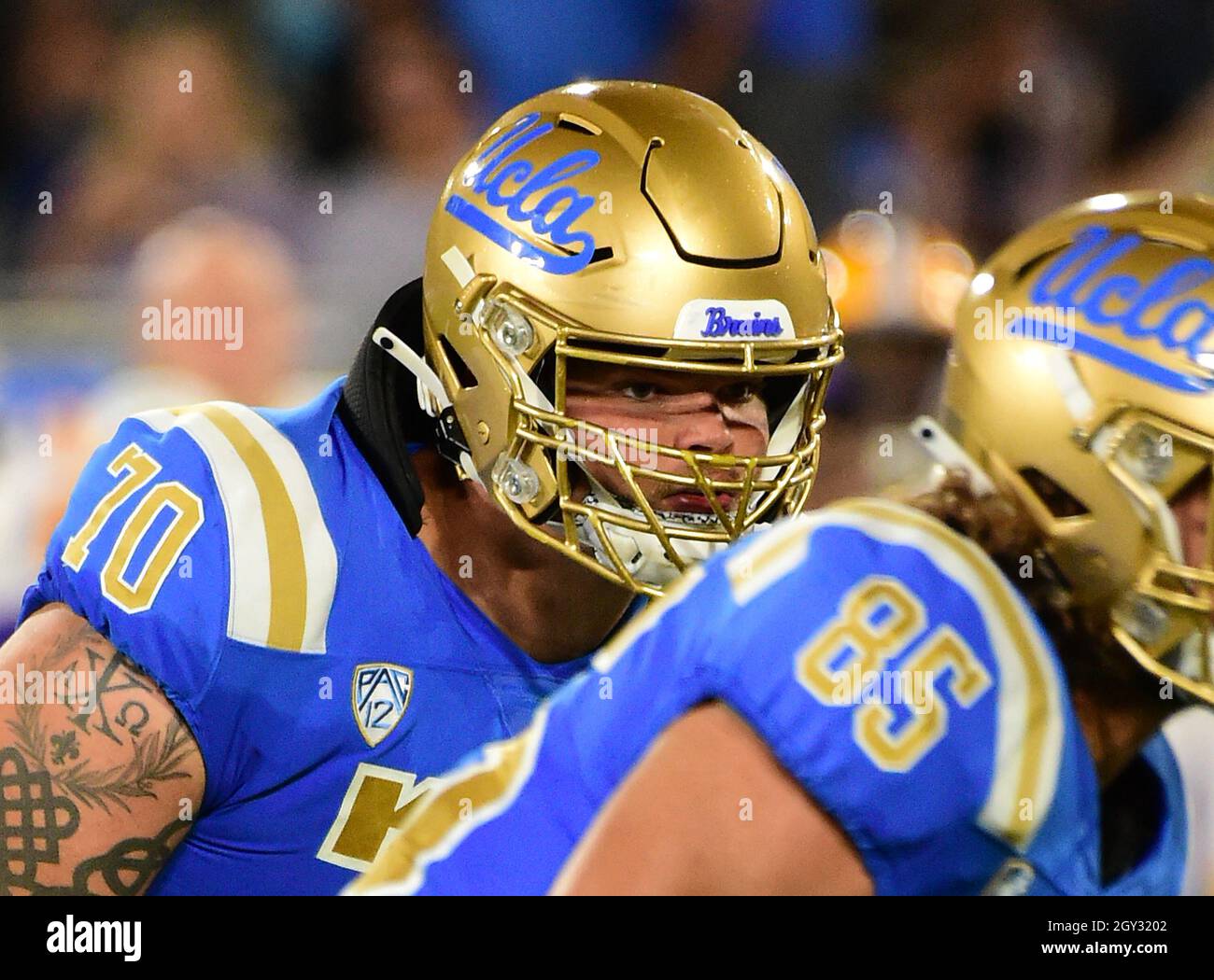 Pasadena, CA. 4 settembre 2021. UCLA Bruins attacco offensivo/lineman offensivo (70) Alec Anderson in azione contro le Tigri della LSU al Rose Bowl di September4, 2021. (Assoluto completo fotografo e credito aziendale: Jose Marin/MarinMedia.org/Cal Sport Media (Network Television contattare il proprio rappresentante commerciale per l'utilizzo della televisione). (L'utilizzo del televisore deve masterizzare troppo 'MarinMedia' nell'angolo superiore destro dello schermo per utilizzarlo sul televisore). Credit: csm/Alamy Live News Foto Stock