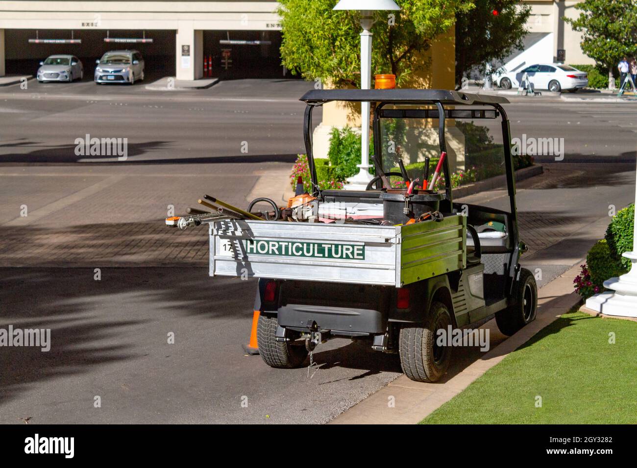 Las Vegas, NV, USA – 8 giugno 2021: Un carrello elettrico per orticoltura è parcheggiato in un hotel di Las Vegas, Nevada. Foto Stock