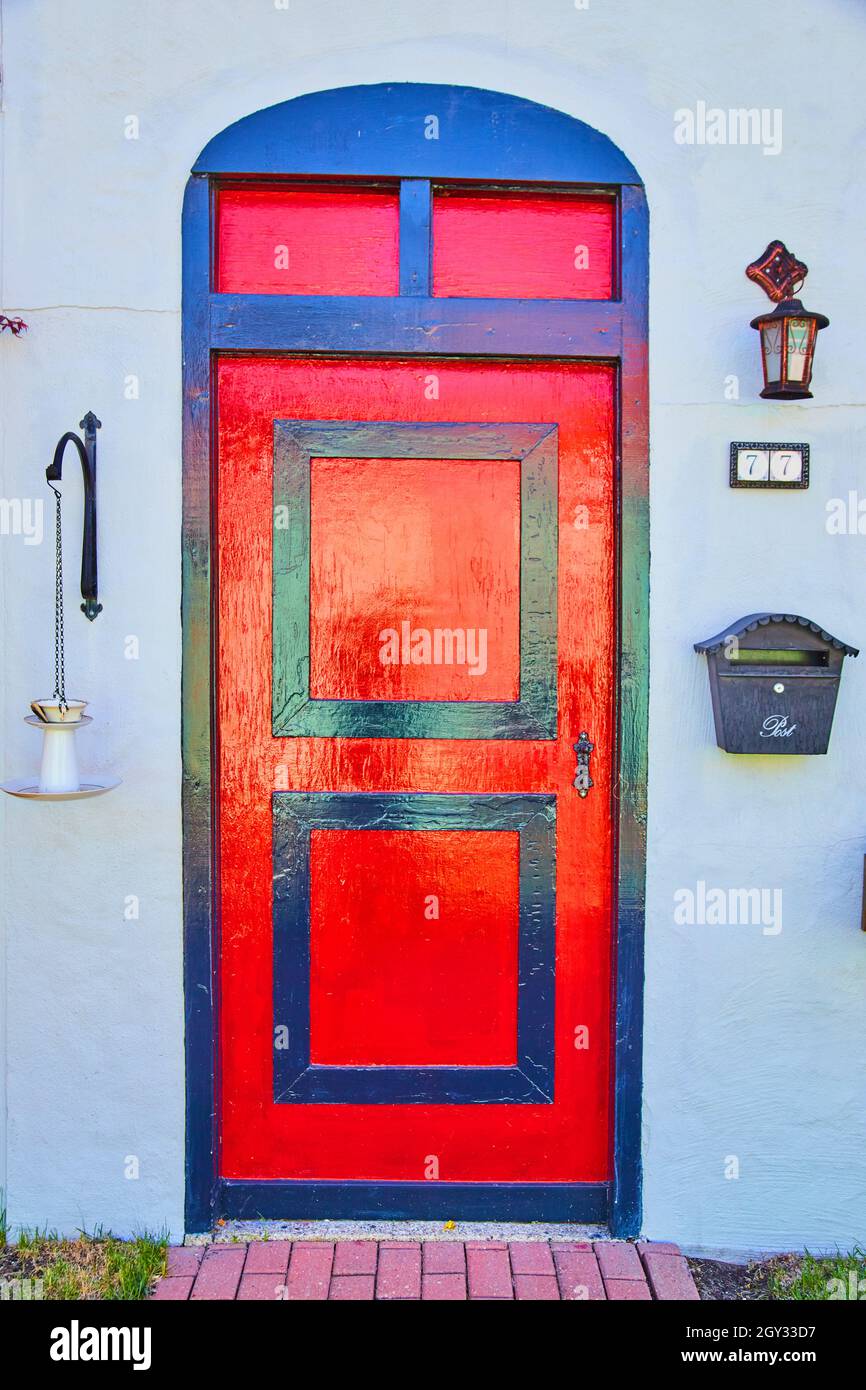 Porta rossa e nera di vecchio stile su parete bianca Foto Stock