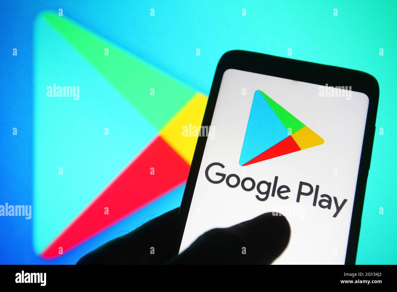 In questa immagine è visualizzato un logo Google Play Store su uno smartphone. Foto Stock