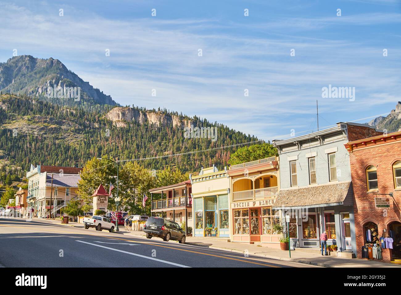 Strada di piccola città di montagna con negozi Foto Stock