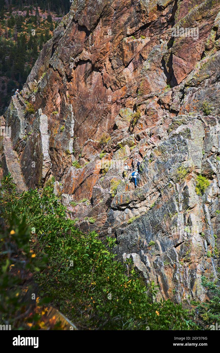 Scogliere verticali di canyon con due scalatori di roccia Foto Stock