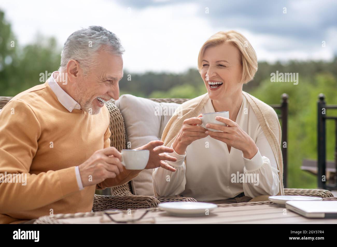 Due persone sposate che hanno un buon tempo all'aperto Foto Stock