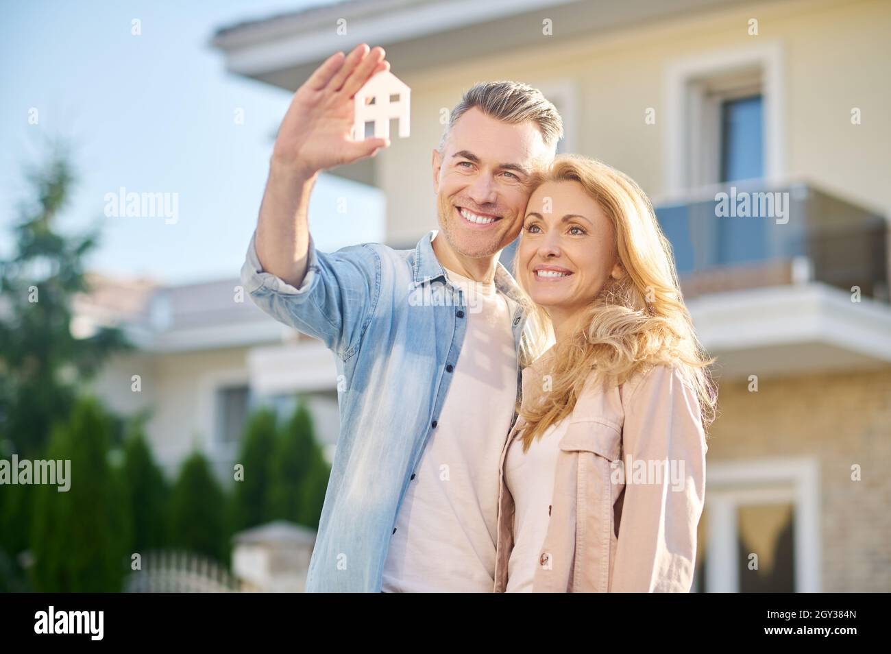 Donna e uomo felici con il segno della casa Foto Stock