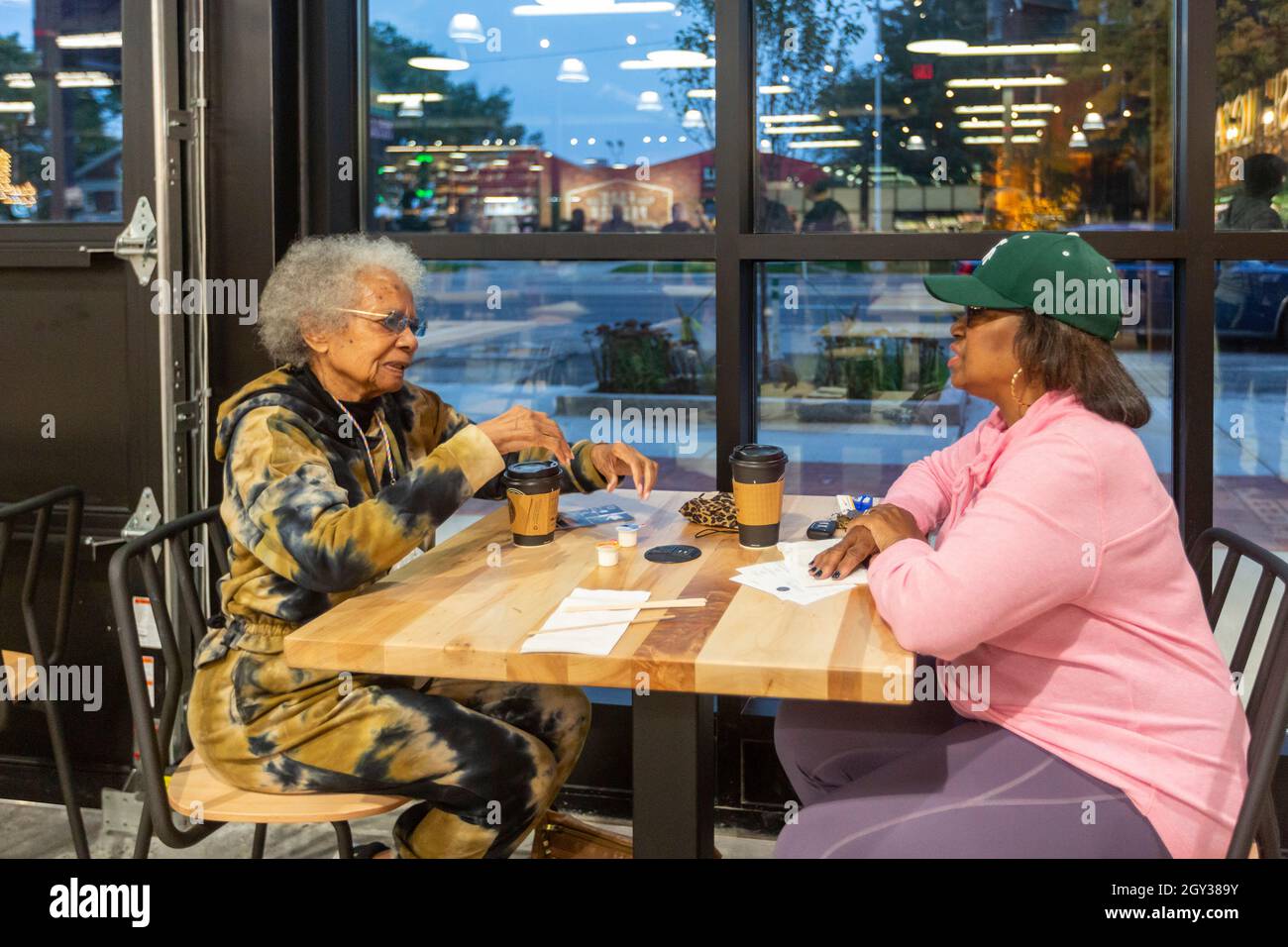 Detroit, Michigan - Rivertown Market, un supermercato di dimensioni ridotte gestito dalla catena Meijer, è aperto nel centro di Detroit. Due donne parlano alla st Foto Stock