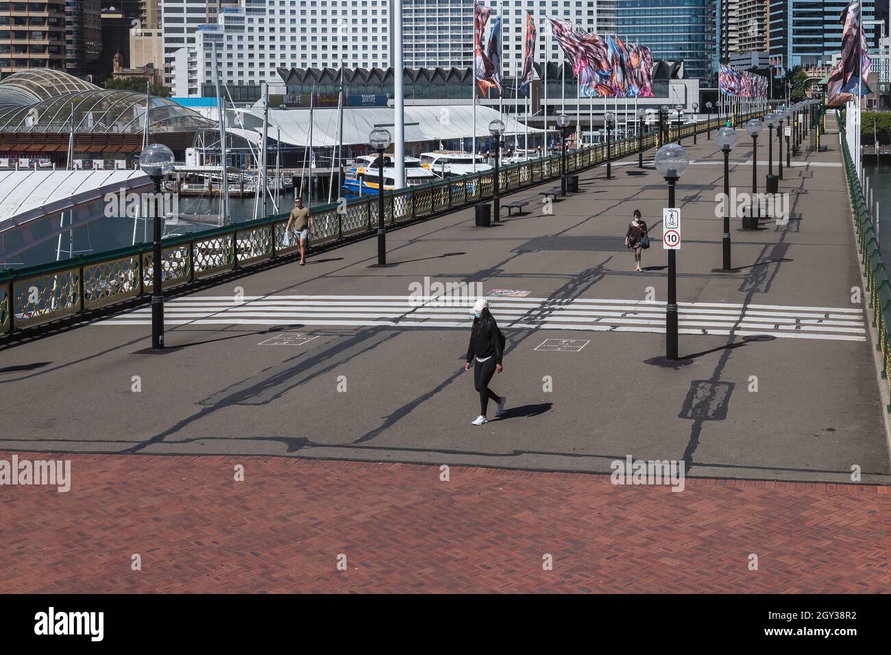 Sydney, Australia. Mercoledì, 6th ottobre 2021. Il quartiere centrale degli affari di Sydney è ancora molto tranquillo, mentre Sydney si prepara a riaprire lunedì 11th ottobre. Oggi il NSW ha raggiunto un obiettivo di vaccinazione a doppia dose del 70%. Passaggio pedonale, Pyrmont Bridge, Darling Harbour. Credit: Paul Lovelace/Alamy Live News Foto Stock