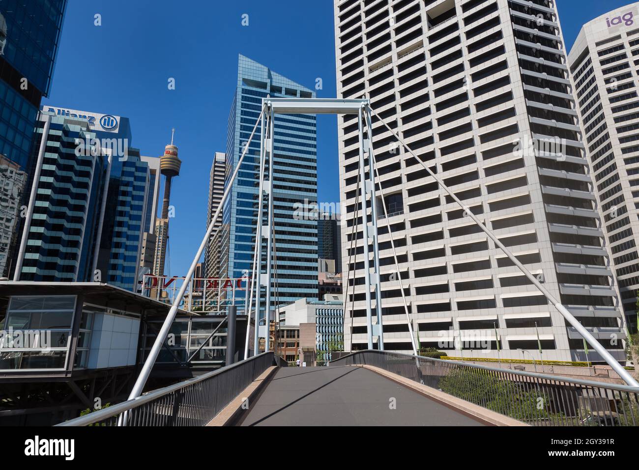 Sydney, Australia. Mercoledì, 6th ottobre 2021. Il quartiere centrale degli affari di Sydney è ancora molto tranquillo, mentre Sydney si prepara a riaprire lunedì 11th ottobre. Oggi il NSW ha raggiunto un obiettivo di vaccinazione a doppia dose del 70%. Passerella pedonale Pyrmont Bridge, Darling Harbour. Credit: Paul Lovelace/Alamy Live News Foto Stock