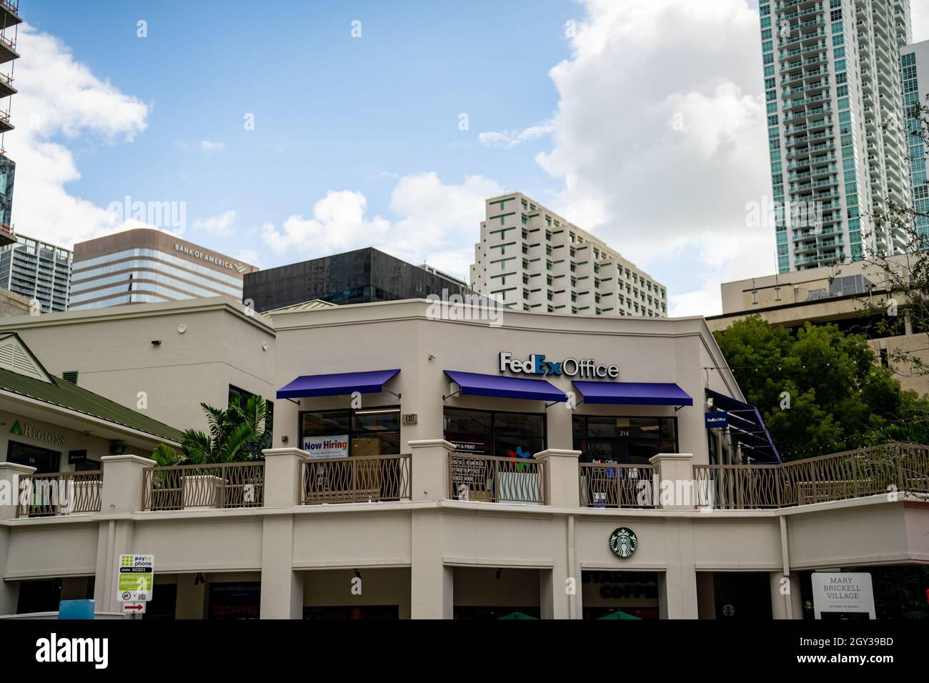 Miami, FL, USA - 6 ottobre 2021: Ufficio FedEx al Villaggio Mary Brickell Foto Stock