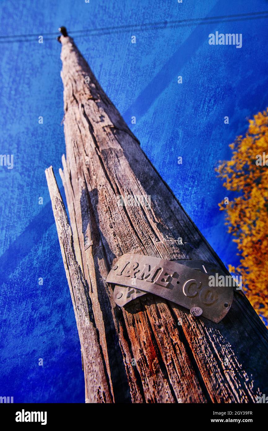 Asta telefonica con texture sovrapposta al cielo blu Foto Stock