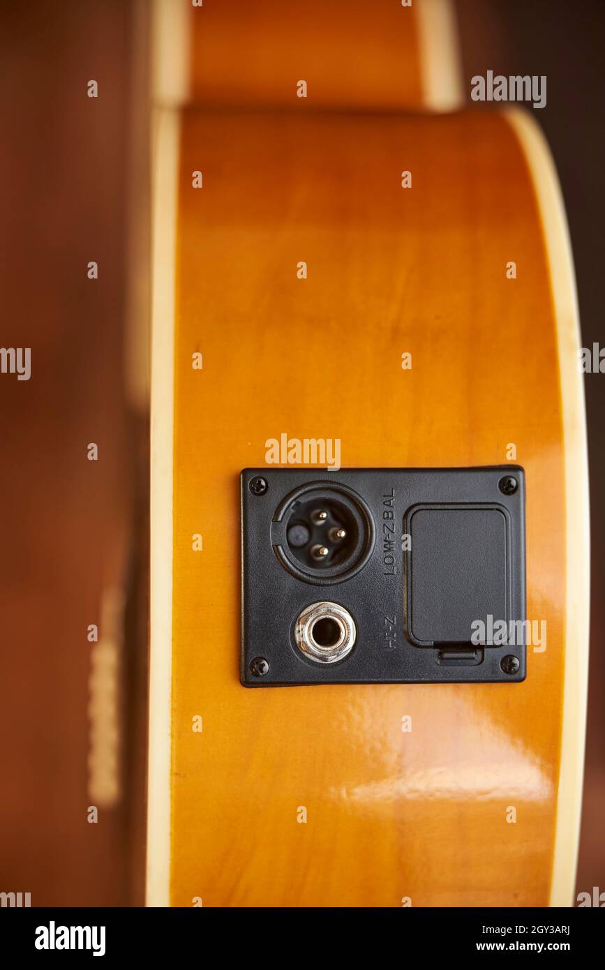 Jack di ingresso di una chitarra acustica elettrica. Immagine ravvicinata  della spina senza persone Foto stock - Alamy